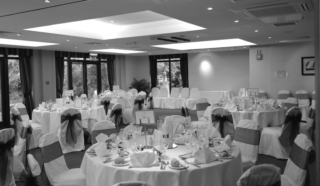 Frensham Pond Country House Hotel & Spa Farnham  Exterior foto